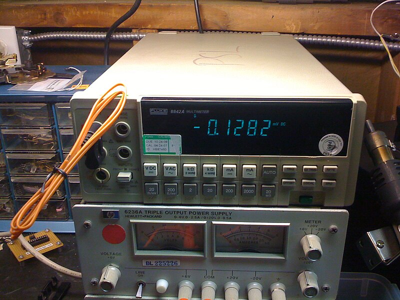 Fluke 8842A 5.5-digit benchtop digital multimeter